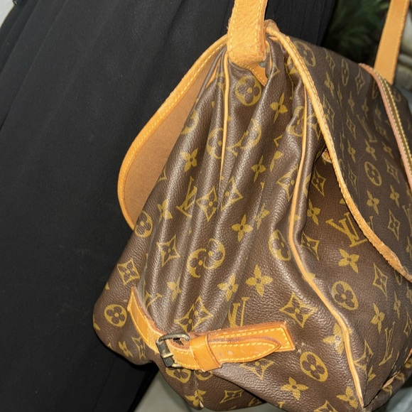 LOUIS VUITTON Saumur 30 Monogram Canvas Bag - Picture 11 of 16